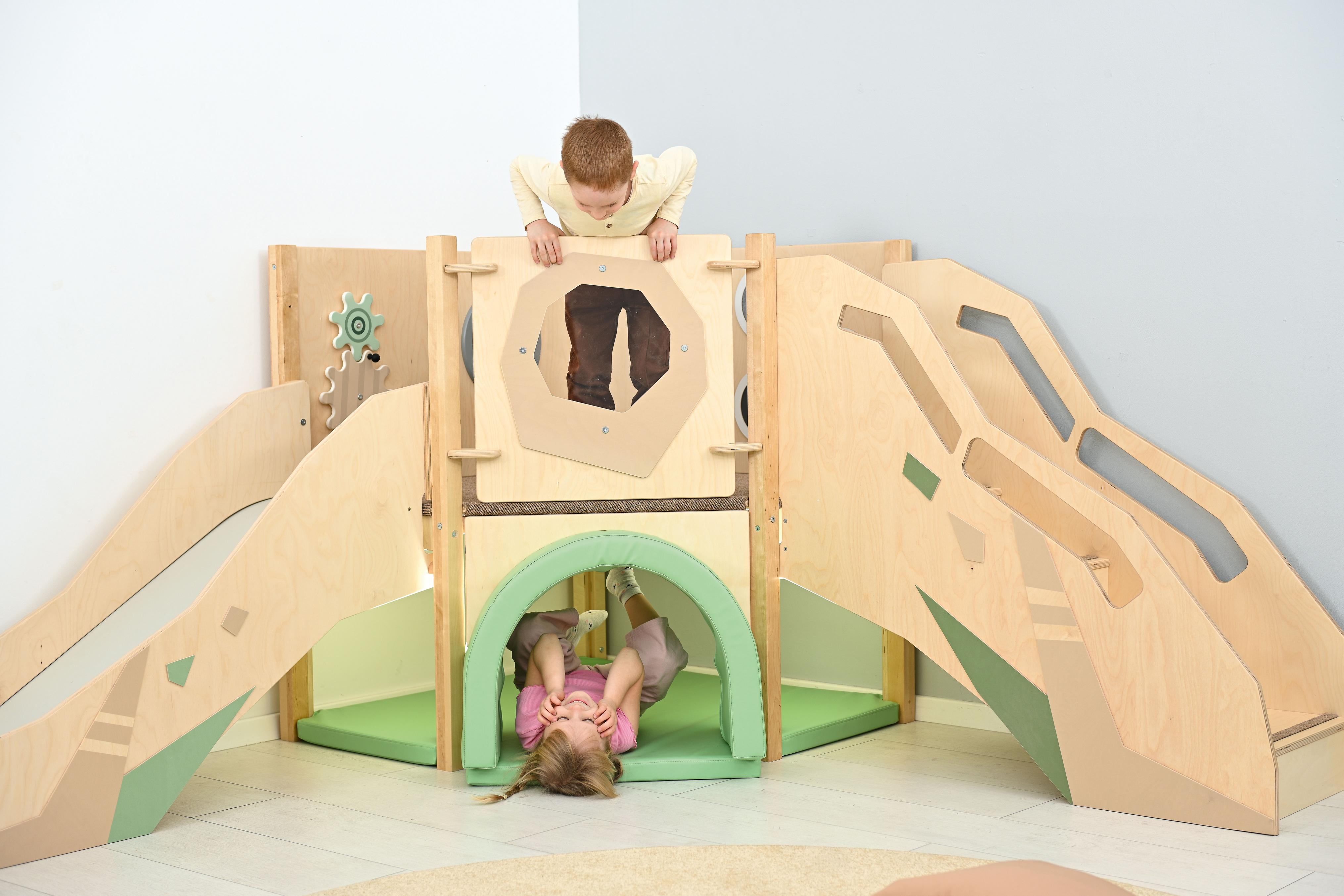 Kinder spielen auf sensorischer Hochebene, Kita-Spielecke.