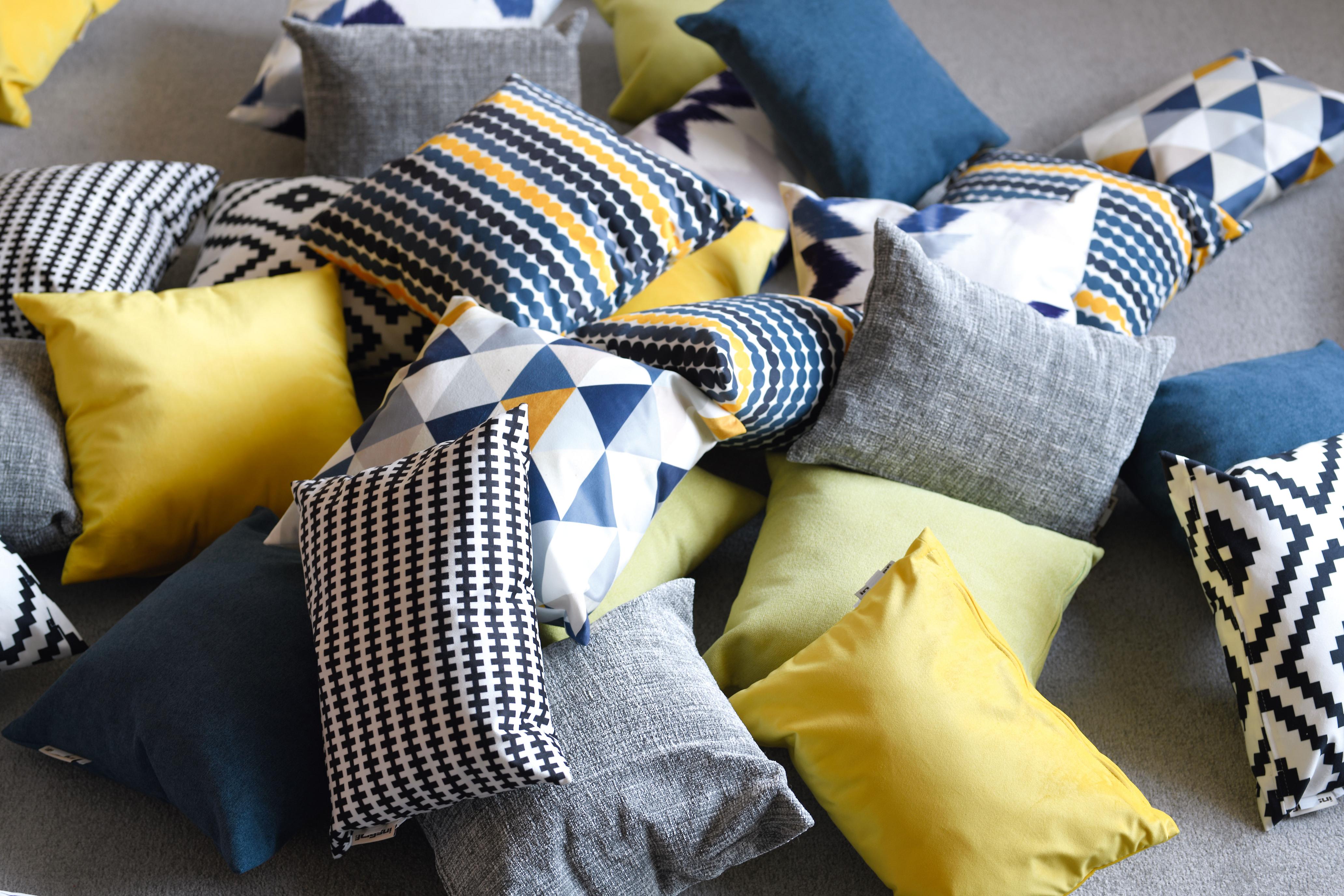 Kissen für Sitzlandschaft in verschiedenen Mustern und Farben.