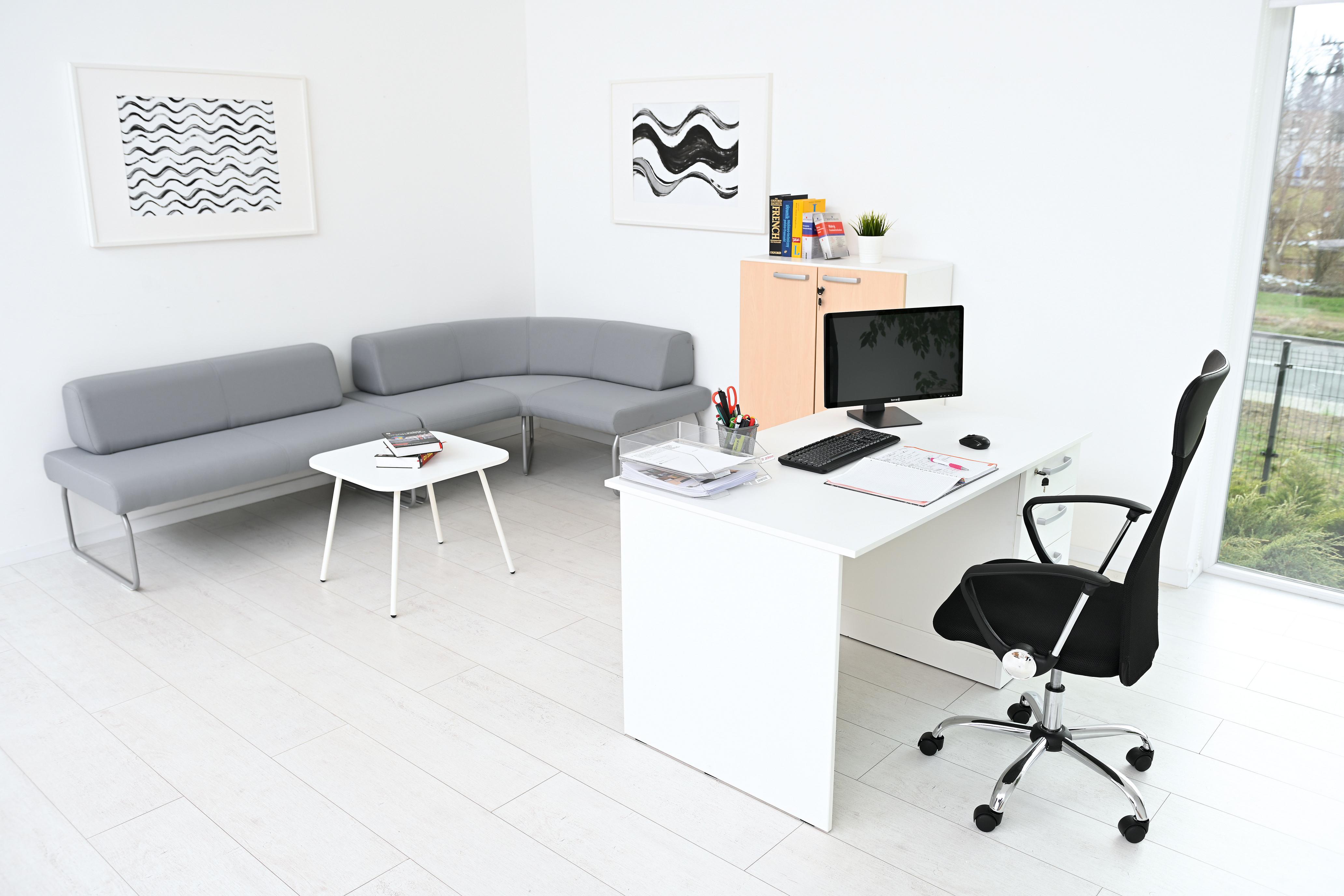 Drehstuhl mit Netzrückenteil im modernen Büro-Setting.