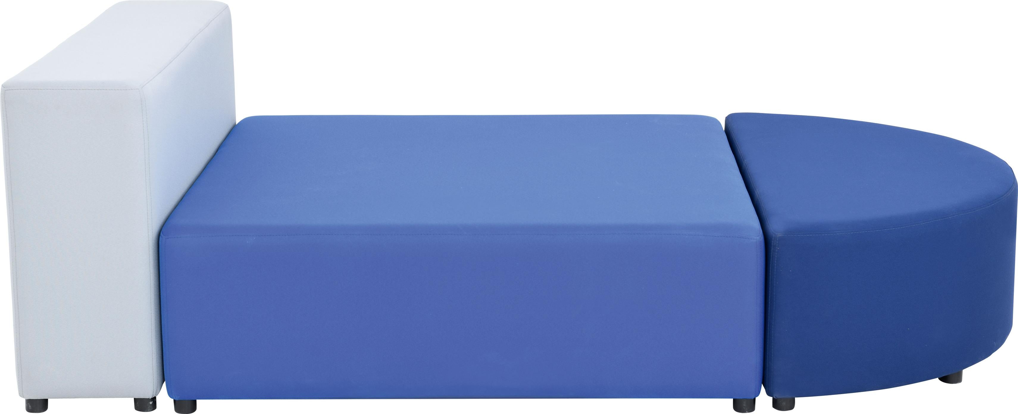Modulare Sitzlandschaft mit blauen und weißen Elementen.