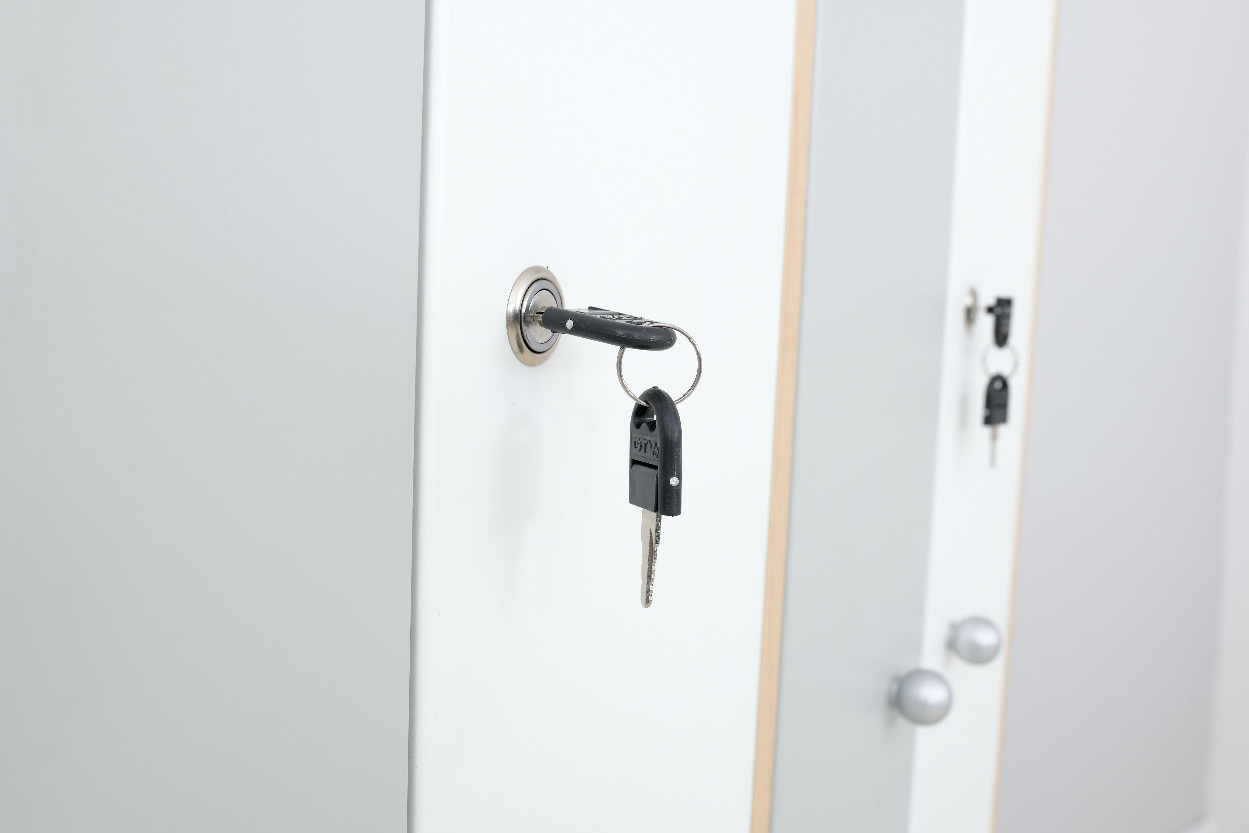 Kleiderschrank L mit 2 Fächern – Ideal für Personal & Schüler