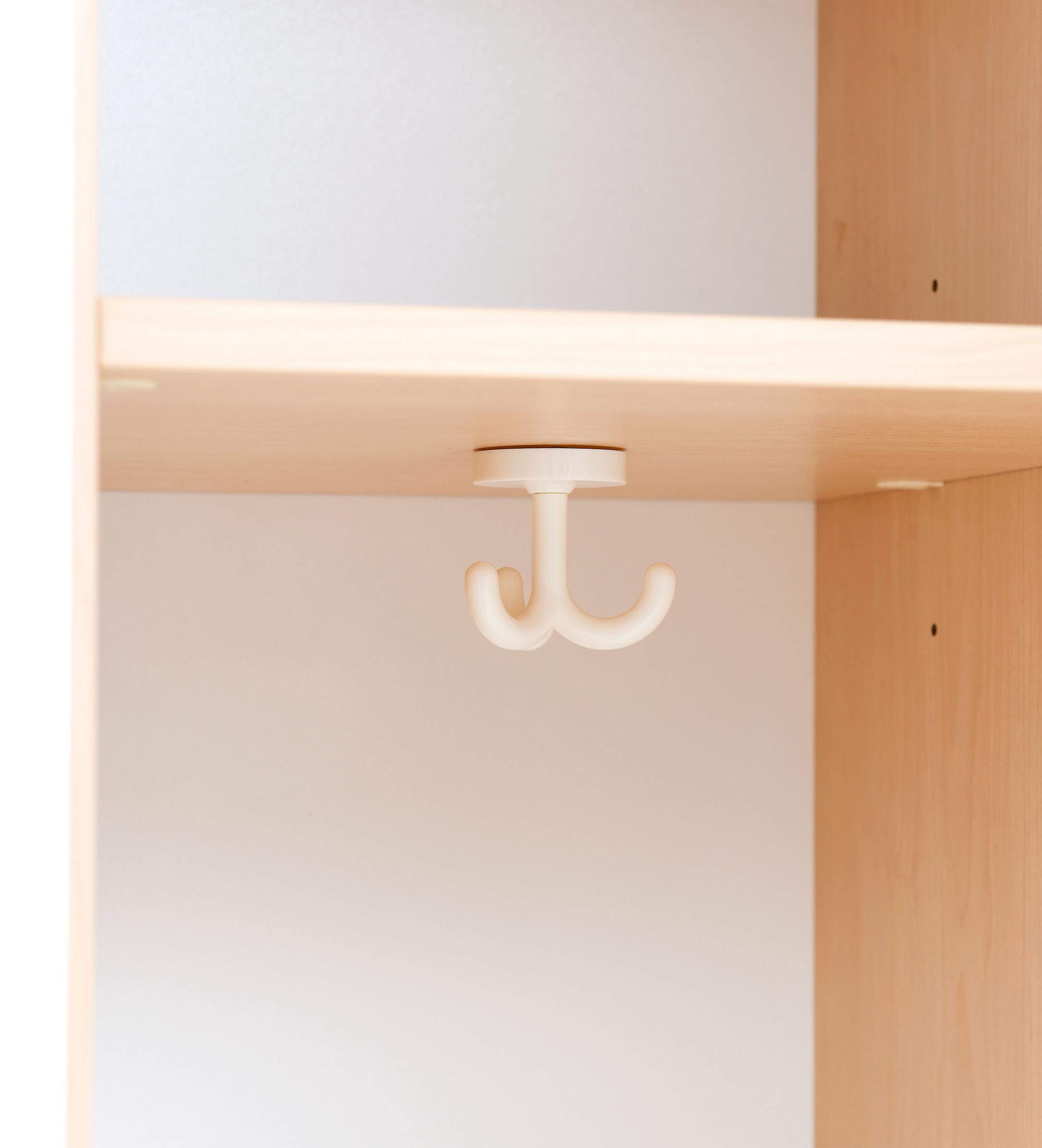 Dreifach-Haken im Spindschrank für Erzieher und Schüler.