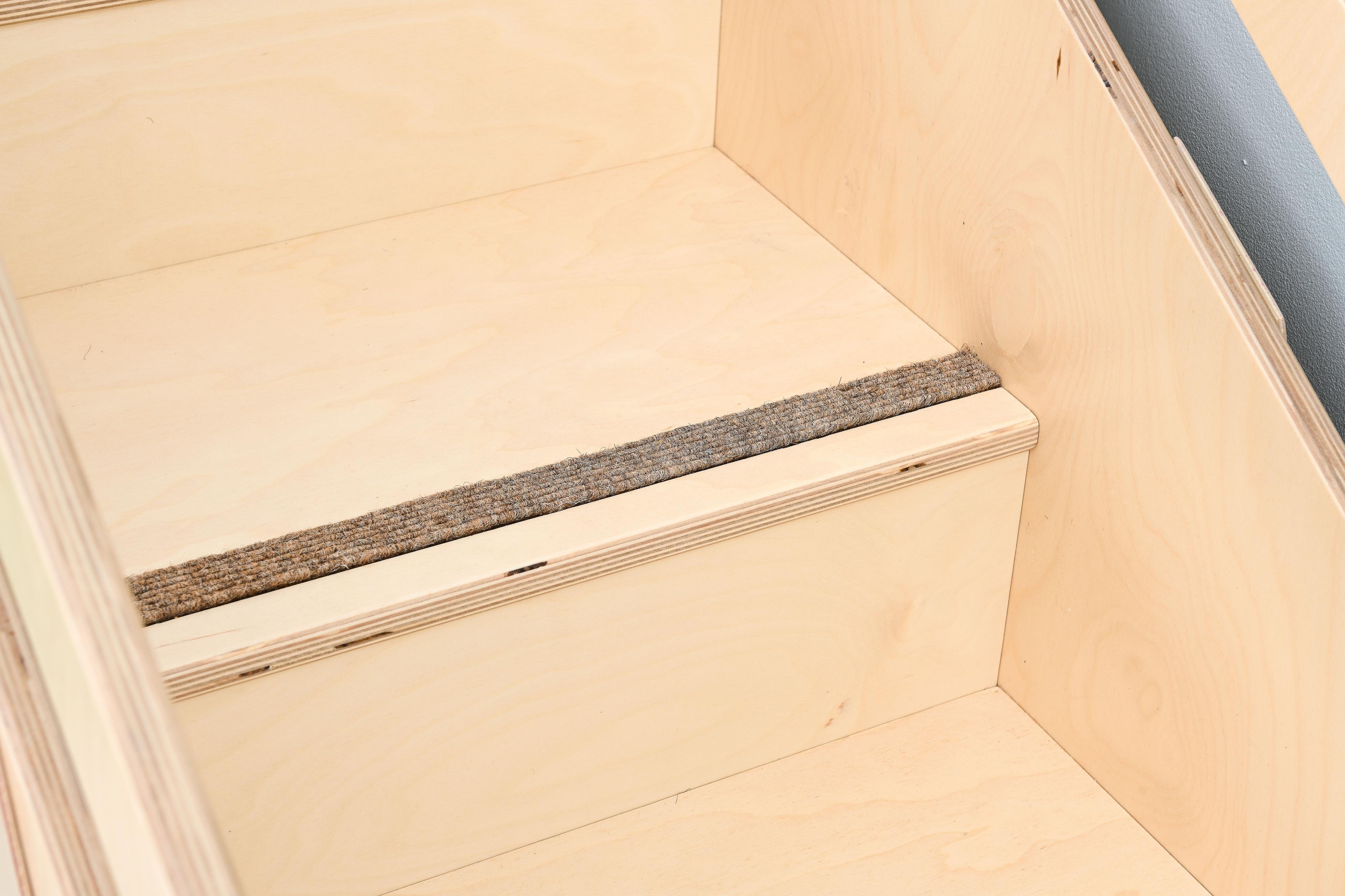 Sensorische Hochebene Treppe mit Teppichstreifen für Kinder.