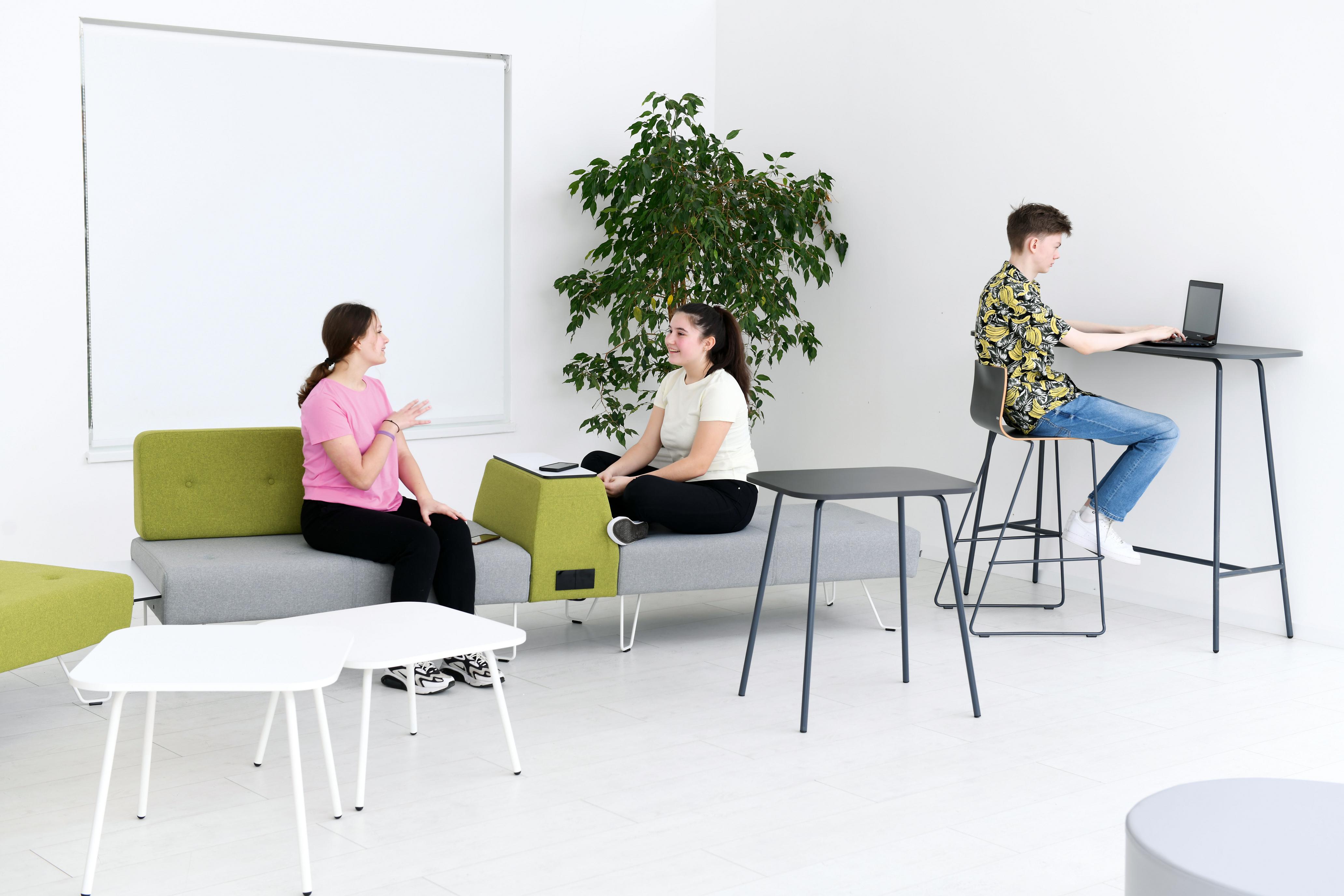 Barhocker Cool im modernen Lernraum mit Schüler.