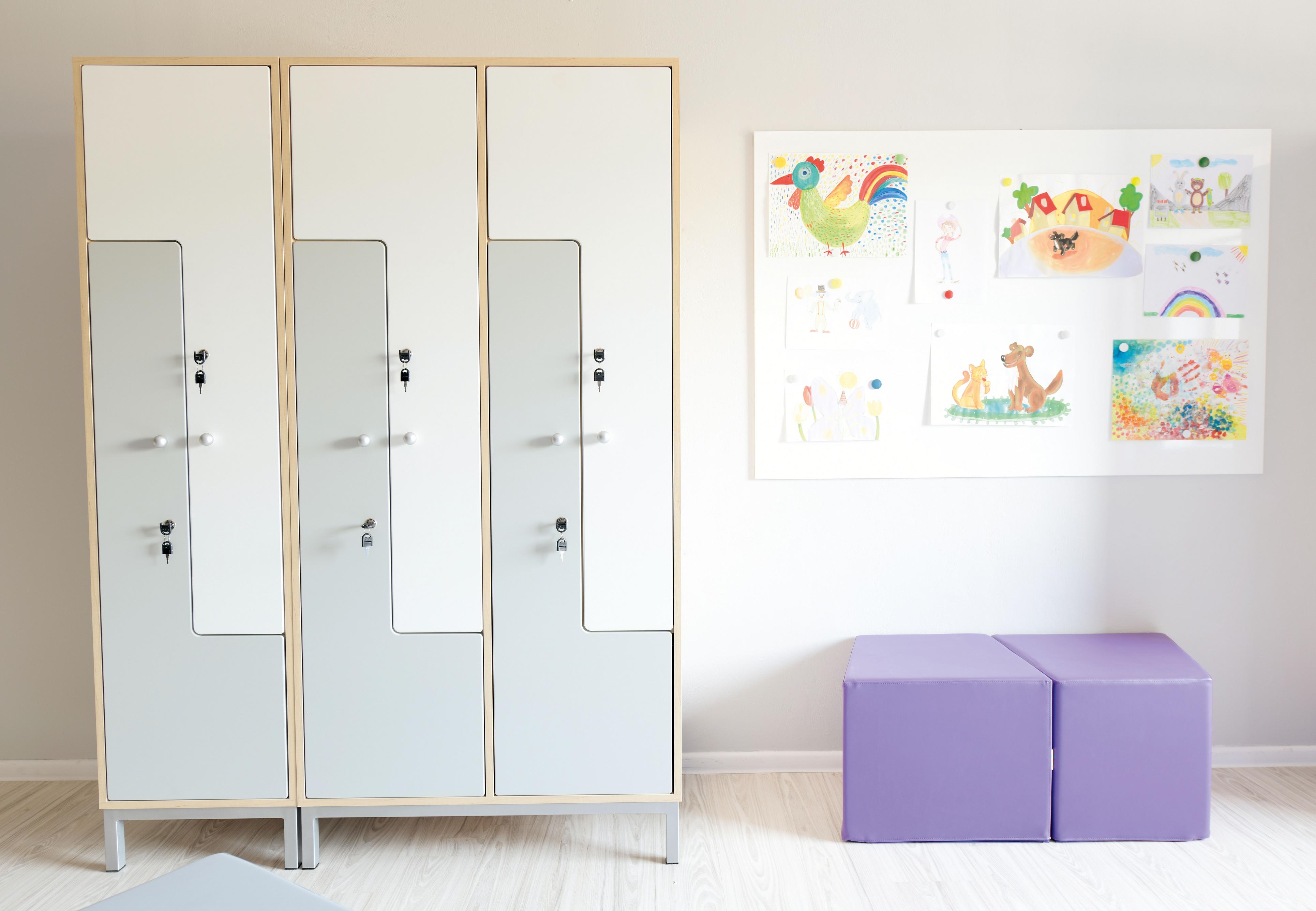 Kleiderschrank L mit 2 Fächern in Gruppenraum.