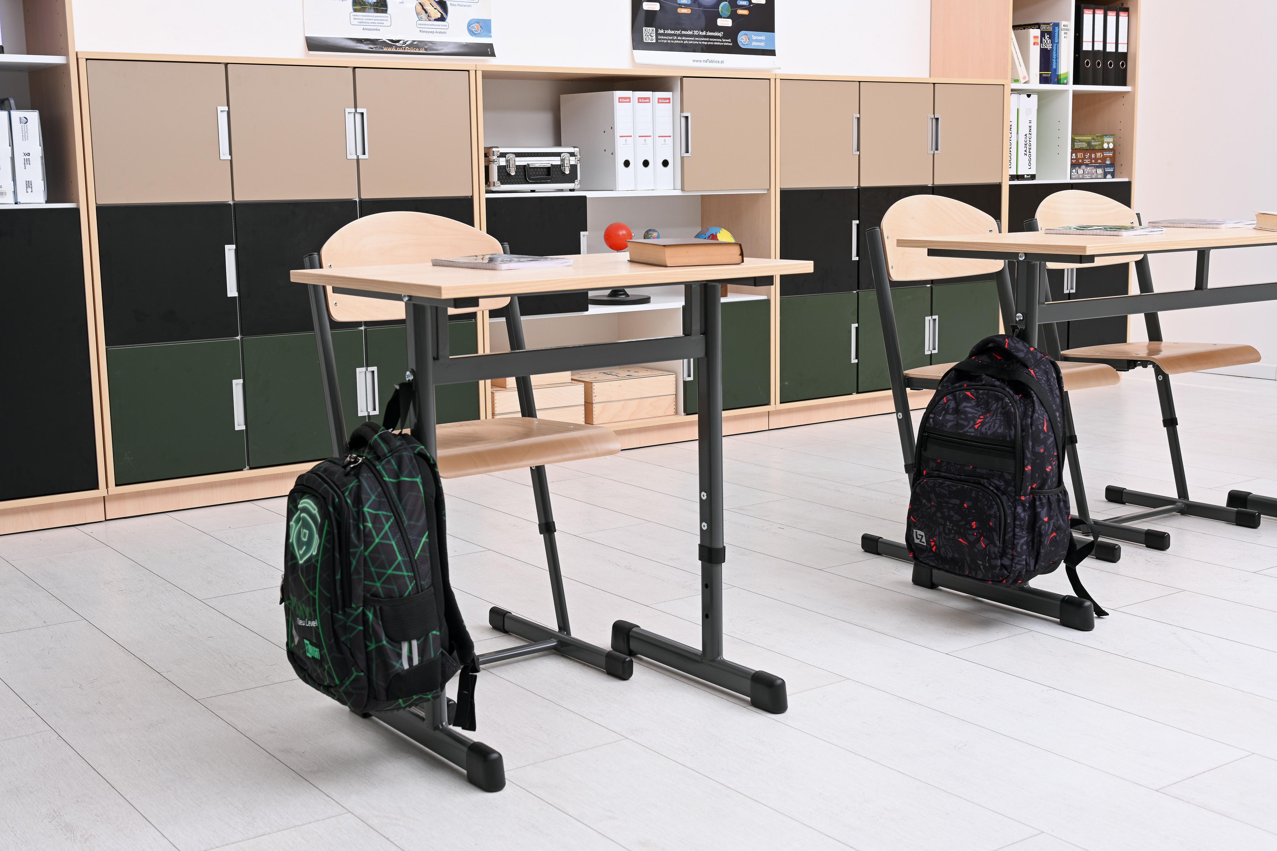 Einzeltisch höhenverstellbar in versch. Farben im Klassenzimmer.