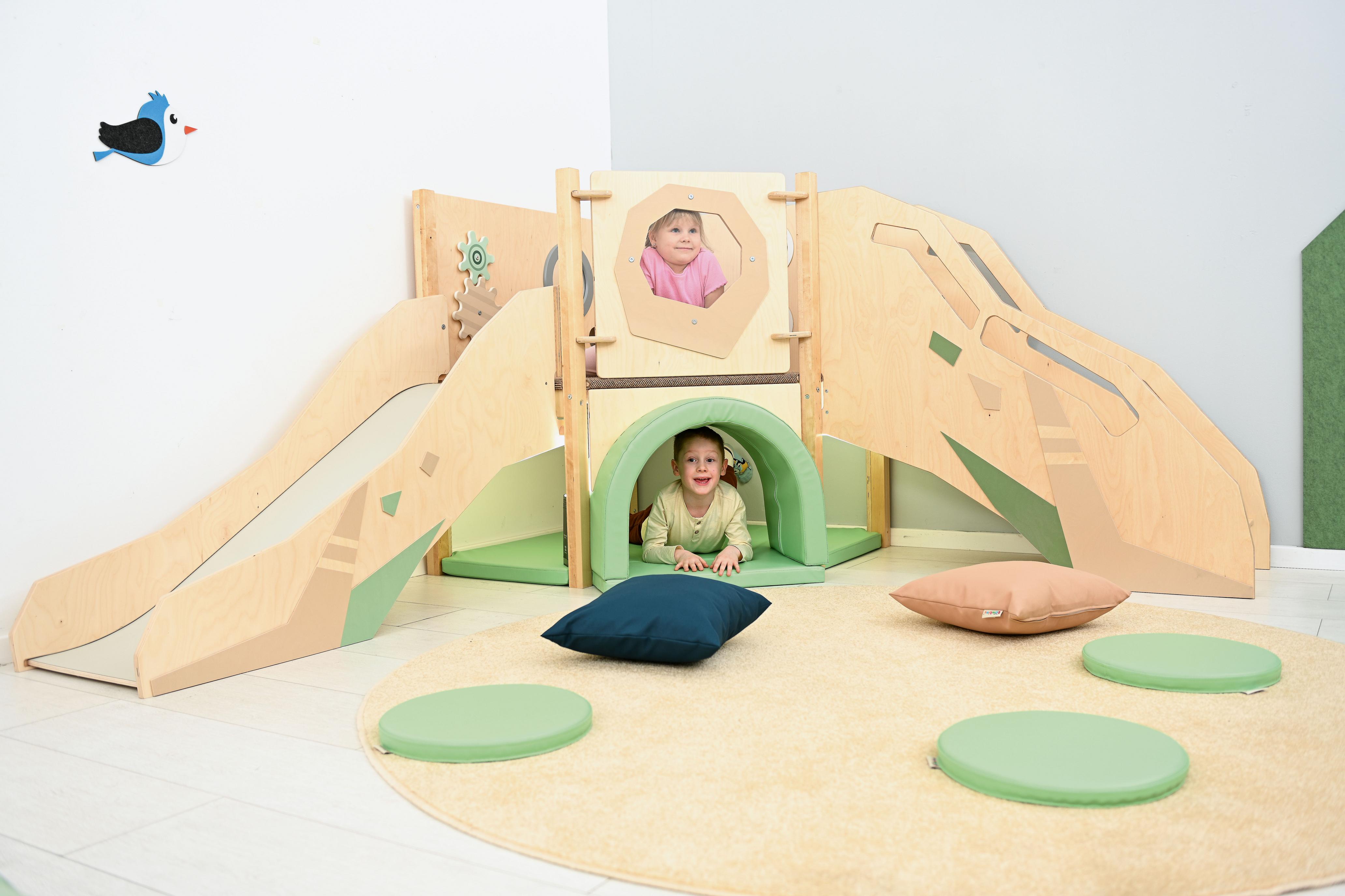 Kinder spielen in einer sensorischen Hochebene, Kita Umgebung.