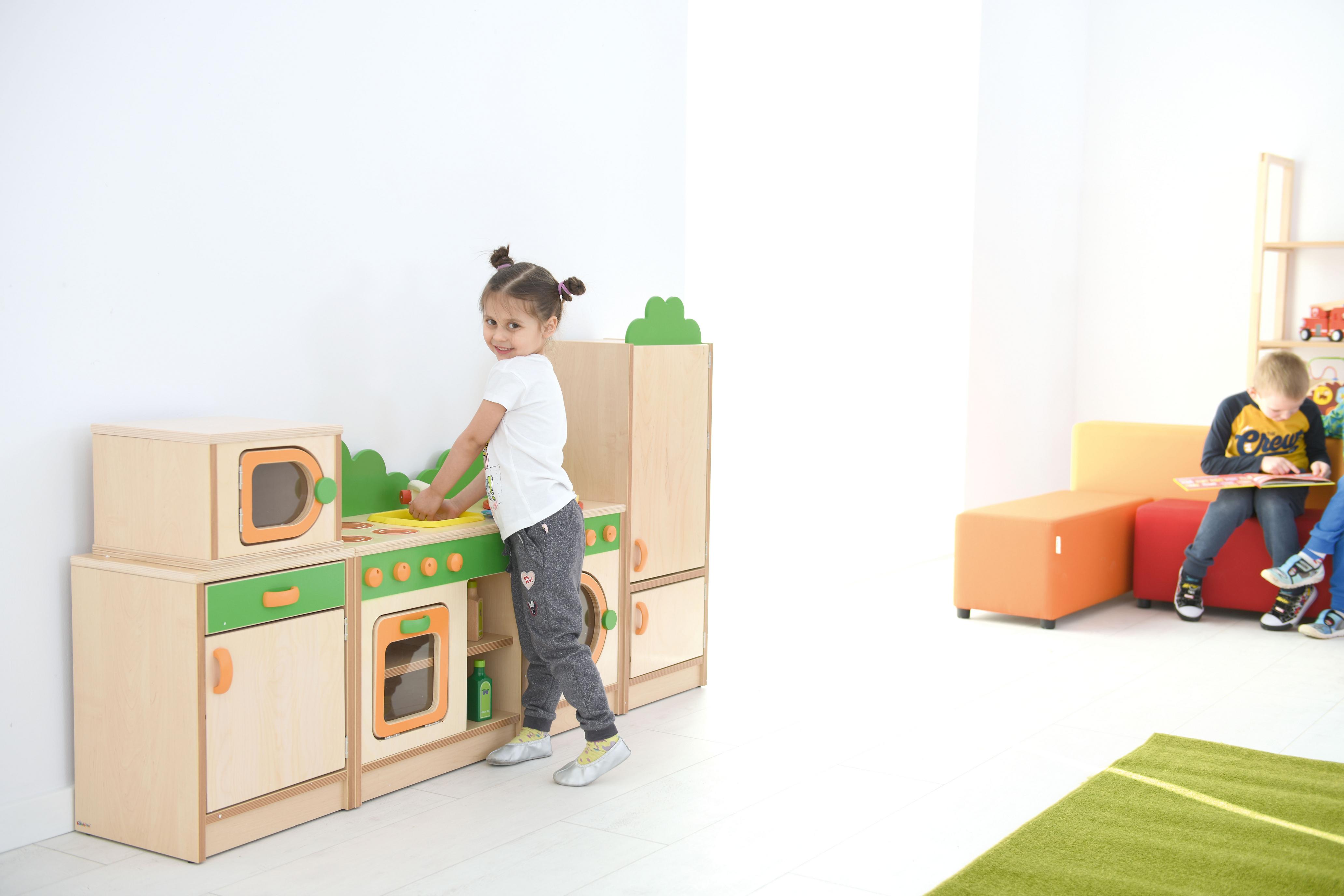 Kind spielt an Spielküche Hannah, Herd mit Spüle