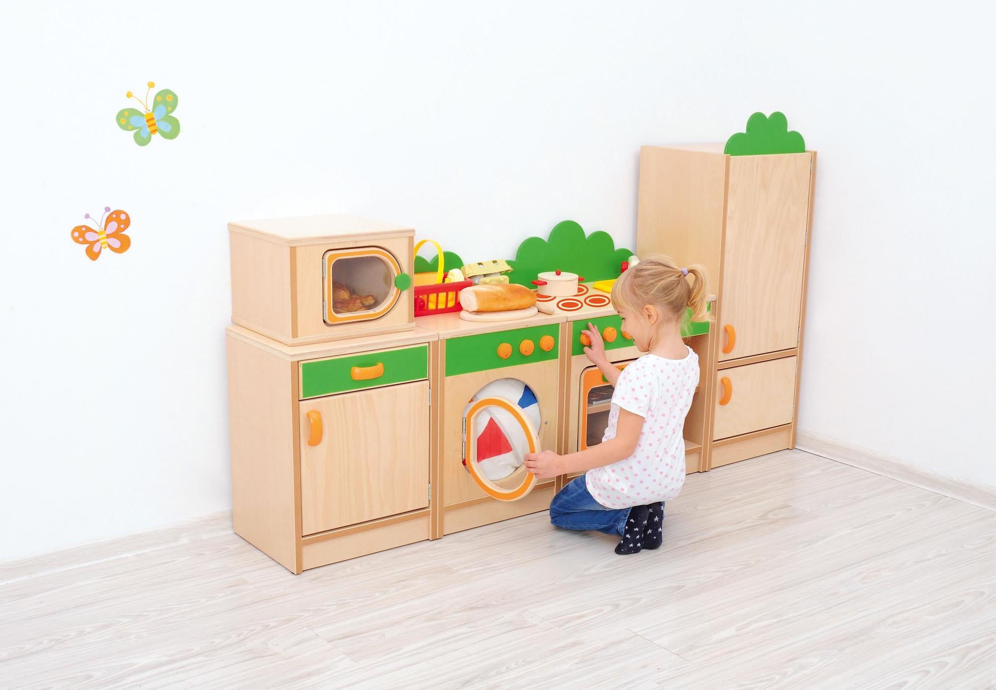 Kind spielt an Spielküche Hannah, Herd mit Spüle