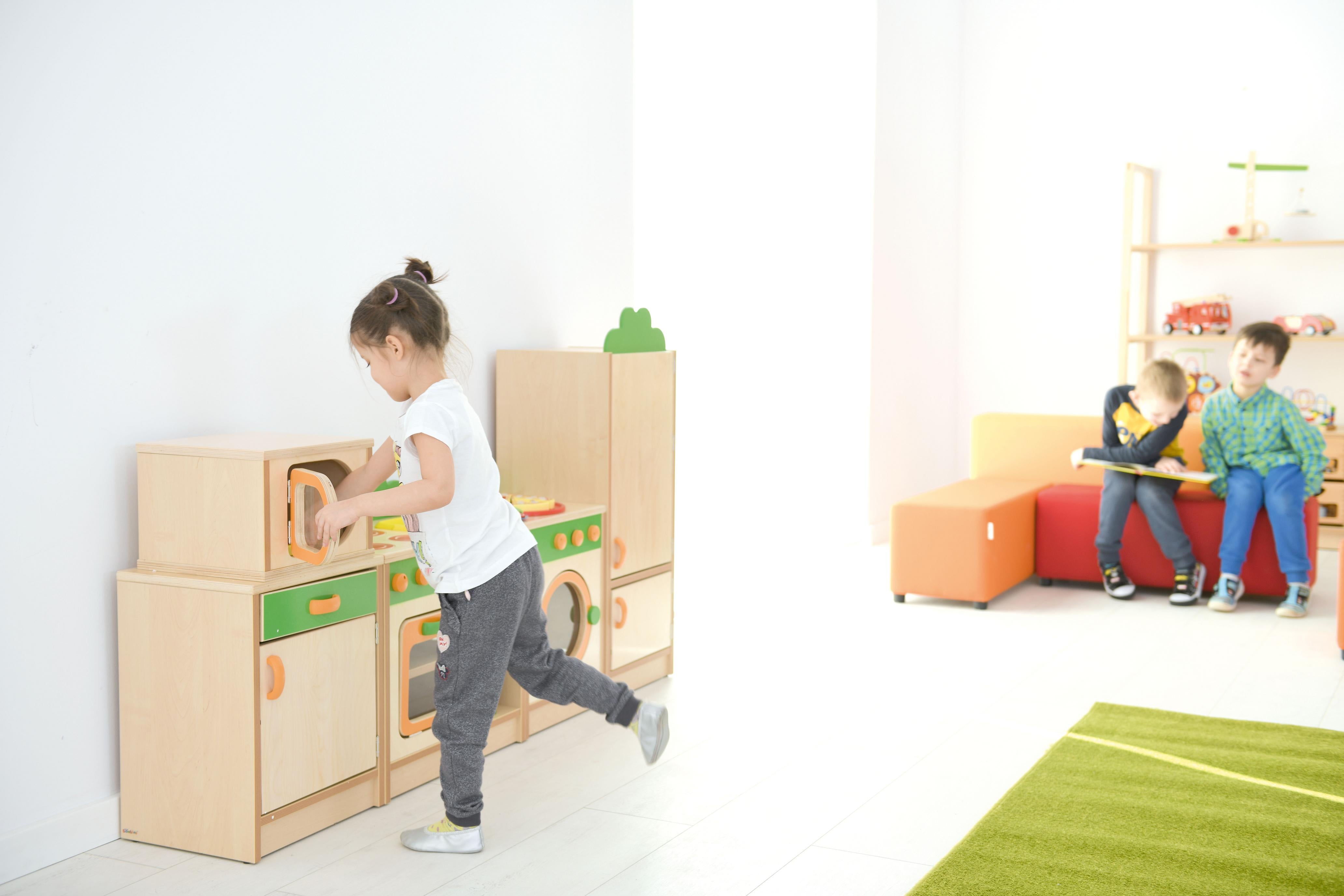 Kind spielt an Spielküche Hannah, Herd mit Spüle