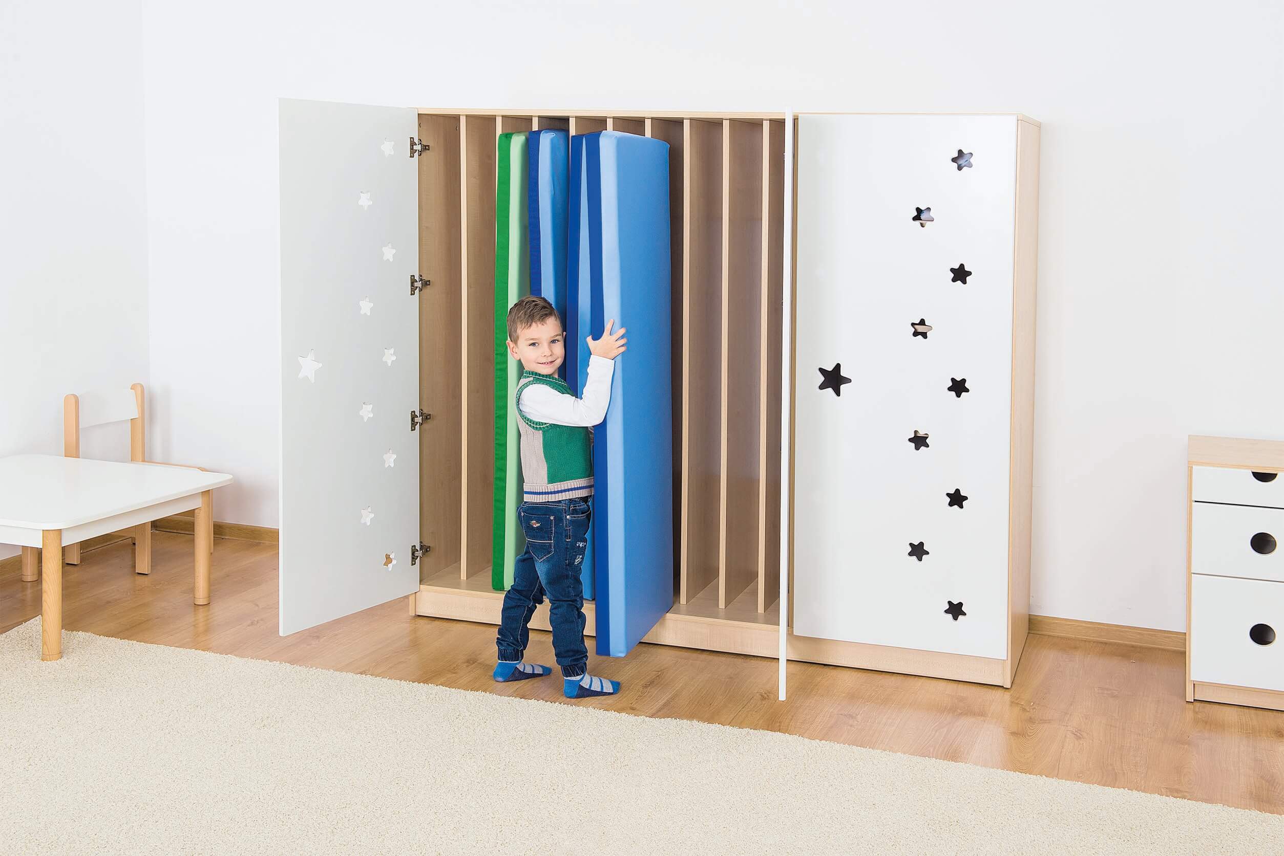 Schlafraum Liegepolster aus Schaumstoff kind räumt in den Schrank